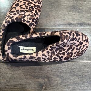 Dearfoams Women's Brown Leopard Slippers